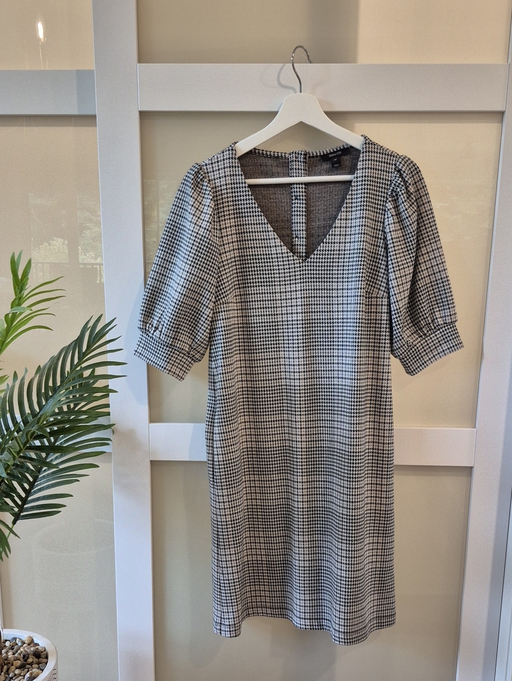 RW&CO. Black, White & Tan Houndstooth V-Neck Puff Sleeve Shift Dress